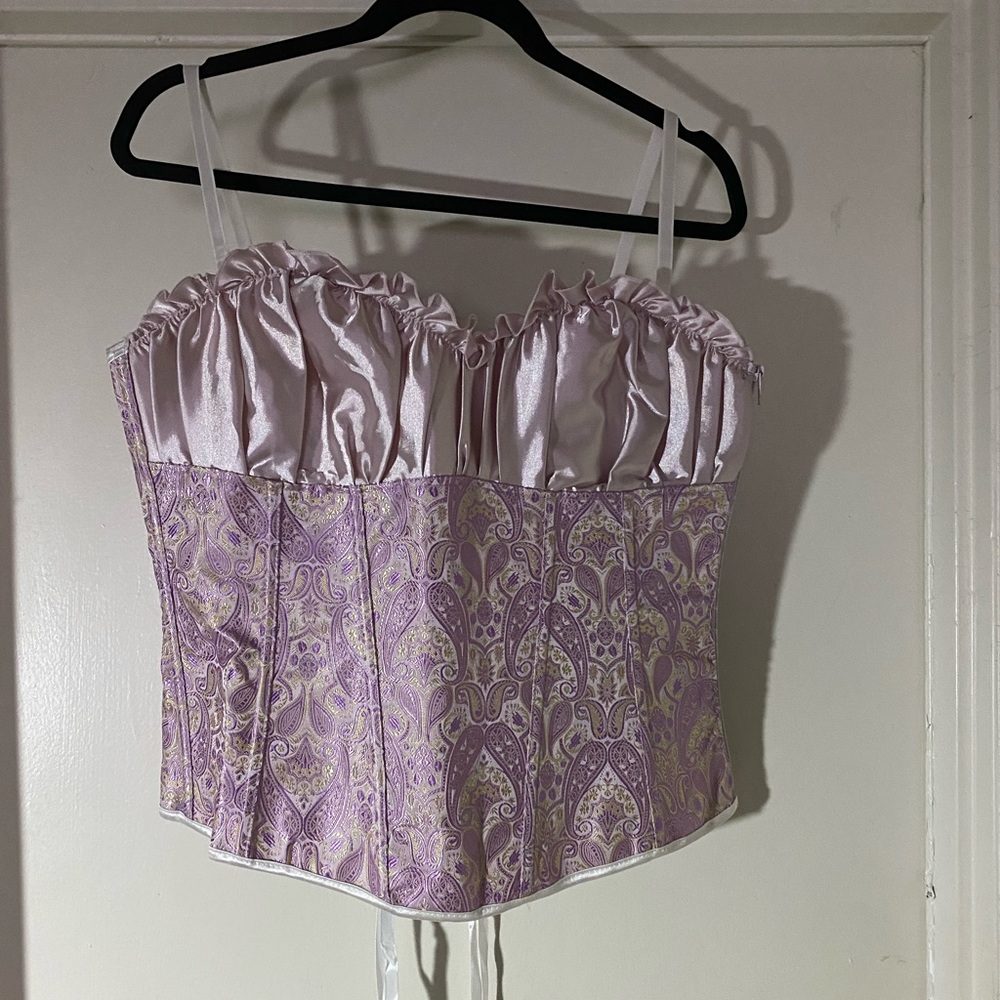 NWOT.  It’s from Rouge and Roses. Color is lavender and gold.  Size is 2x.